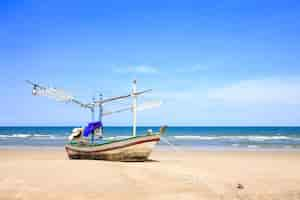 Kostenloses Foto traditionelles fischerboot am strand