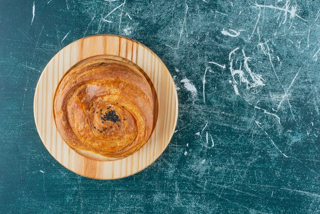 Traditionelles Gebäck verziert mit Sesamsamen auf Holzplatte.