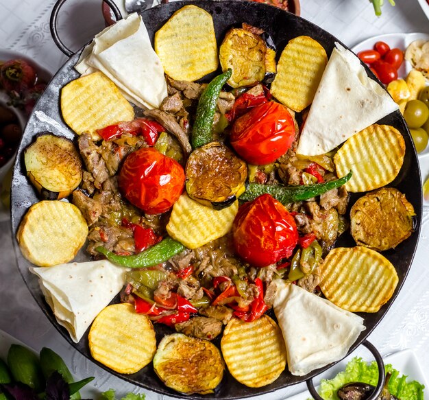 Traditionelles Gericht sadj mit Fleischkartoffel-Tomaten-Pfeffer-Zwiebel-Lavash-Draufsicht