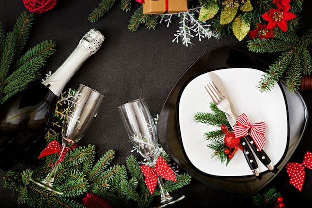 Traditionelles Geschirr auf Weihnachtstabelle. Flach liegen. Ansicht von oben