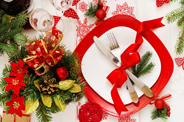 Traditionelles Geschirr auf Weihnachtstabelle. Flach liegen. Ansicht von oben