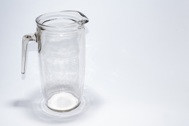 Traditionelles Glas über weißer Oberfläche