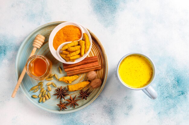 Traditionelles indisches Getränk Kurkuma goldene Milch.