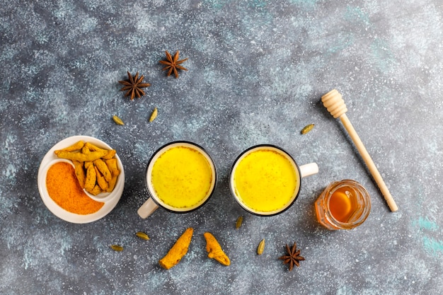 Kostenloses Foto traditionelles indisches getränk kurkuma goldene milch.