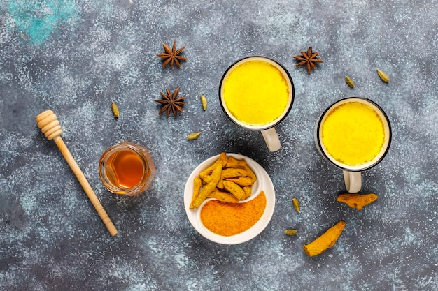 Kostenloses Foto traditionelles indisches getränk kurkuma goldene milch.