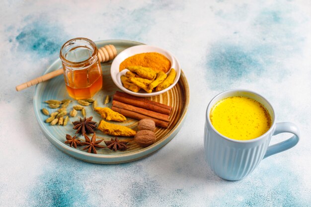 Traditionelles indisches Getränk Kurkuma goldene Milch.