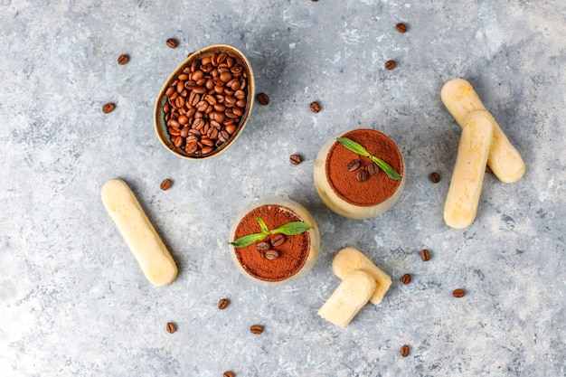 Traditionelles italienisches Nachtisch-Tiramisu in den Gläsern, Draufsicht.