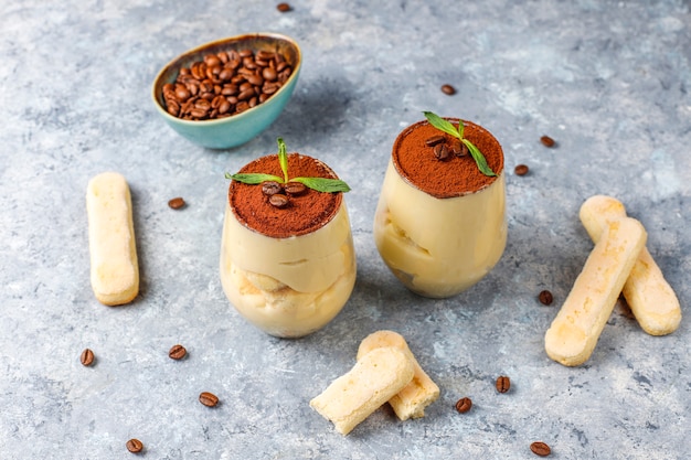 Traditionelles italienisches Nachtisch-Tiramisu in den Gläsern, Draufsicht.