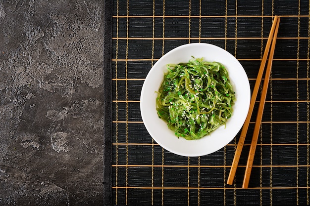 Traditionelles japanisches Essen. Draufsicht. Flach liegen