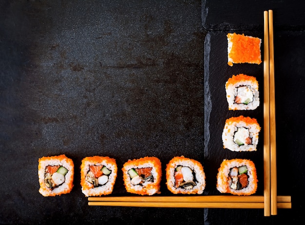 Kostenloses Foto traditionelles japanisches essen - sushi, brötchen und essstäbchen für sushi. ansicht von oben