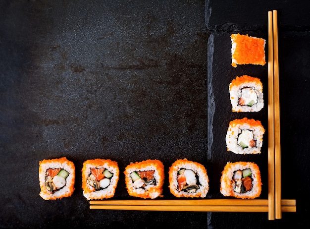 Traditionelles japanisches Essen - Sushi, Brötchen und Essstäbchen für Sushi. Ansicht von oben