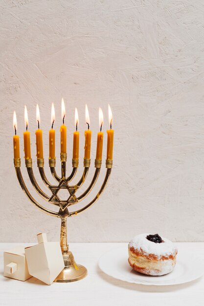 Traditionelles jüdisches Kerzenhalterbrennen