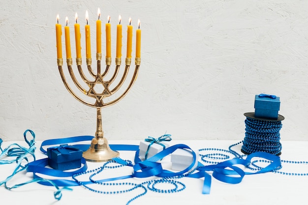 Kostenloses Foto traditionelles jüdisches menorah auf einer tabelle