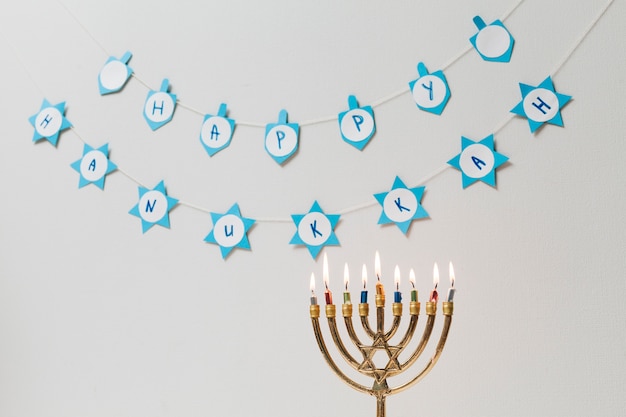 Kostenloses Foto traditionelles jüdisches menorah mit kerzen