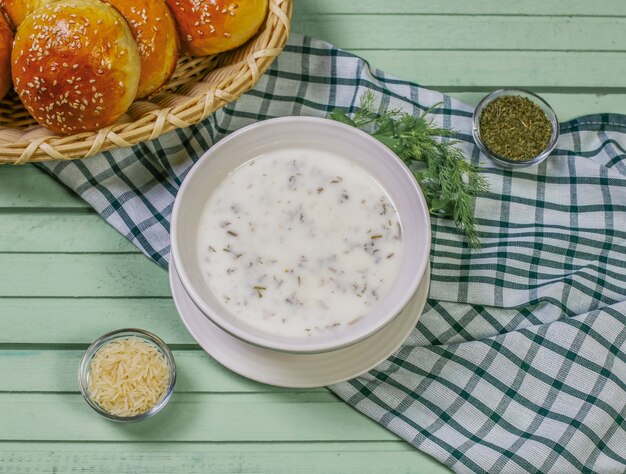 Traditionelles kaukasisches Suppe dovga in einer weißen Schüssel.