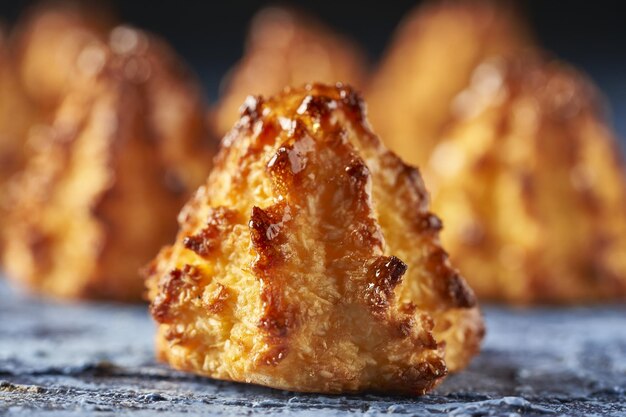 Traditionelles lateinisches Kokosgebäck auf einem Backblech