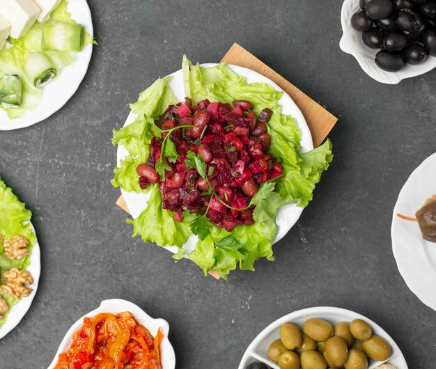 Traditionelles russisches Salat vinegrette mit Kopfsalat. Ansicht von oben.