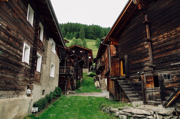 Traditionelles Schweizer Dorf mit alten Holzhäusern in den Alpen