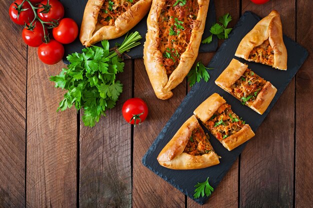 Traditionelles türkisches Pide-Essen mit Rindfleisch und Gemüse