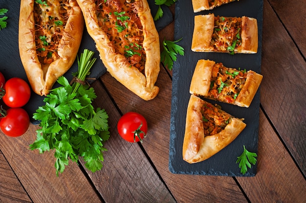 Traditionelles türkisches Pide-Essen mit Rindfleisch und Gemüse