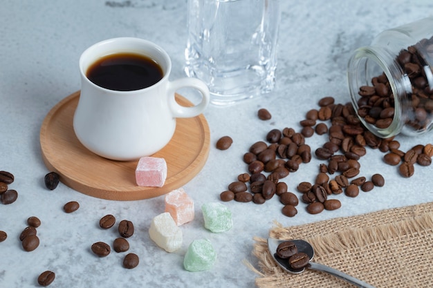 Traditionelles türkisches vergnügen rahat lukum mit kaffeebohnen und türkischen köstlichkeiten.