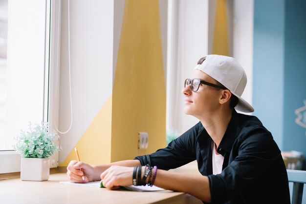 Träumender Schüler im Klassenzimmer