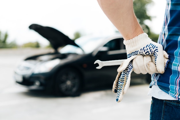 Kostenloses Foto tragende handschuhe des mannes, die schlüssel halten