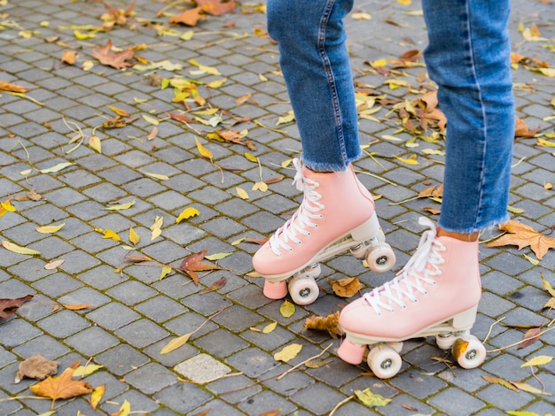 Tragende Jeans der Frau mit Rollschuhen und Kopienraum