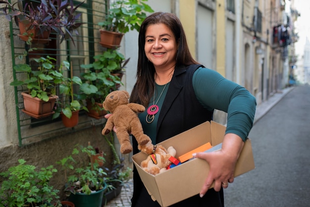 Tragende Kiste der mittleren Schussfrau mit Waren