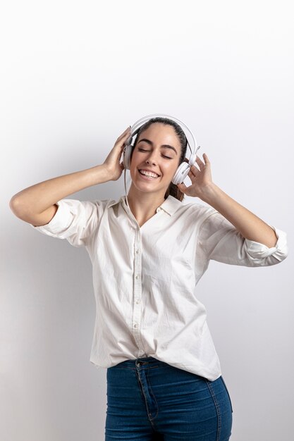 Tragende Kopfhörer der glücklichen Frau mit Kopienraum