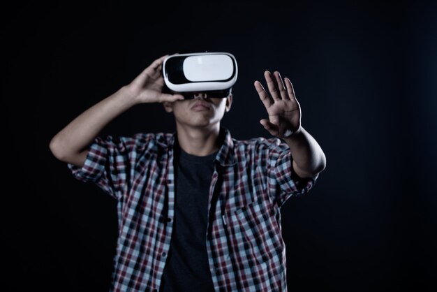 Tragende Schutzbrillen der virtuellen Realität des Studentenmannes, VR-Kopfhörer.