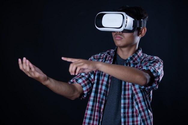 Tragende Schutzbrillen der virtuellen Realität des Studentenmannes, VR-Kopfhörer.