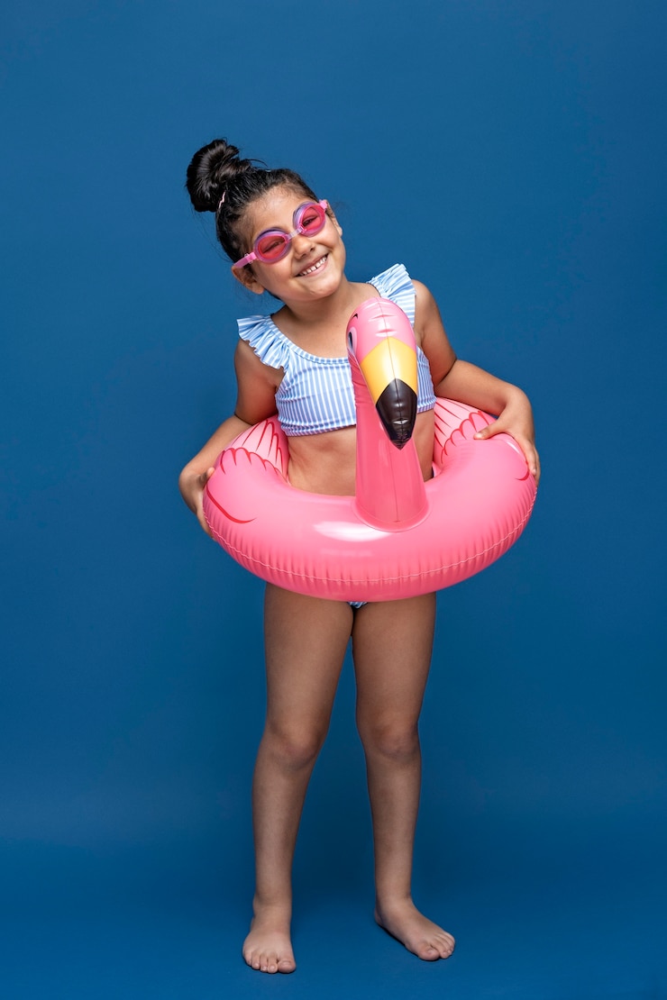 Kostenlose Foto tragender bikini des netten mädchens