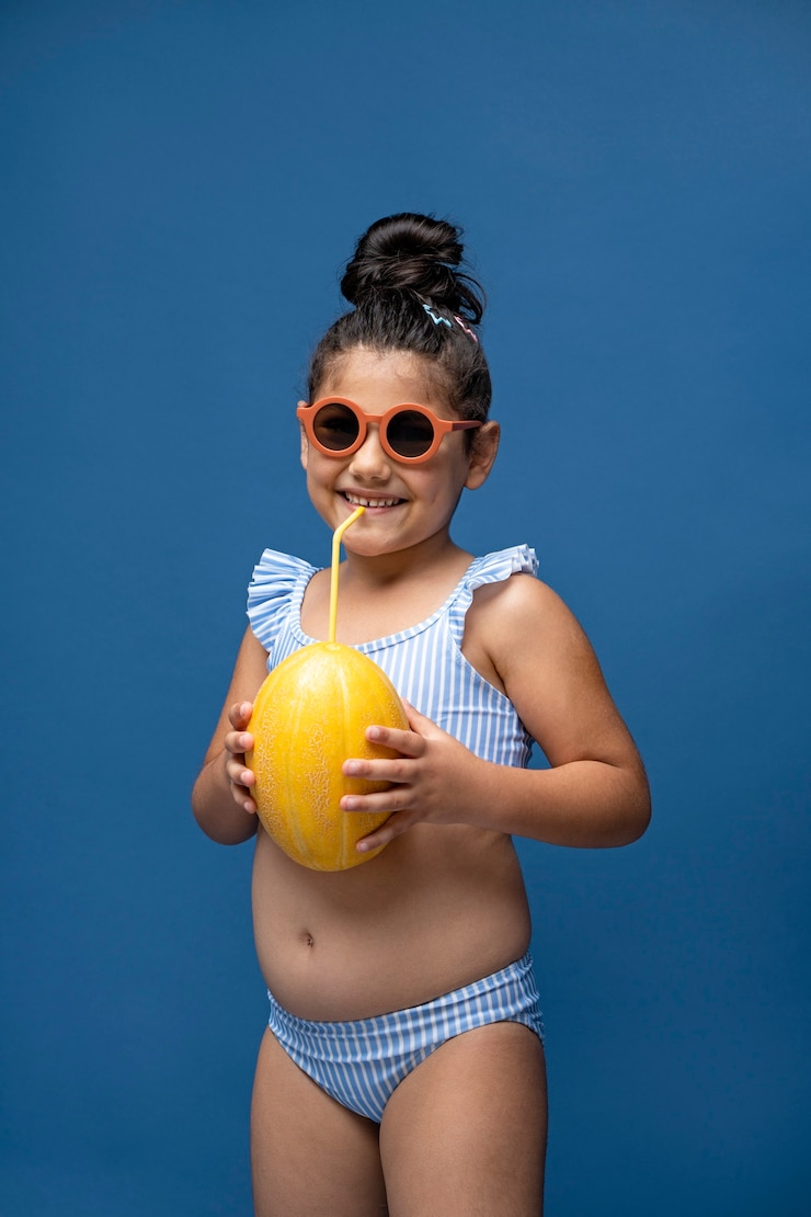 Kostenlose Foto tragender bikini des netten mädchens