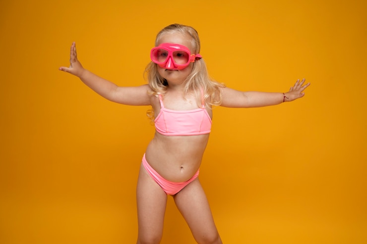 Kostenlose Foto tragender bikini des netten mädchens