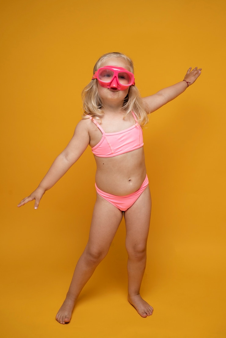 Kostenlose Foto tragender bikini des netten mädchens