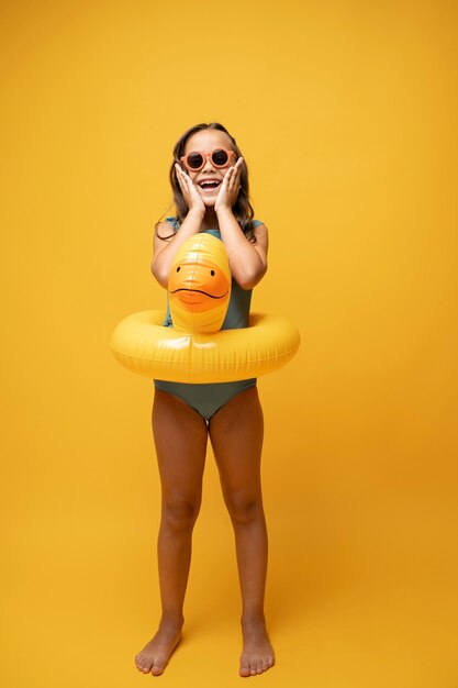 Tragender Bikini des netten Mädchens