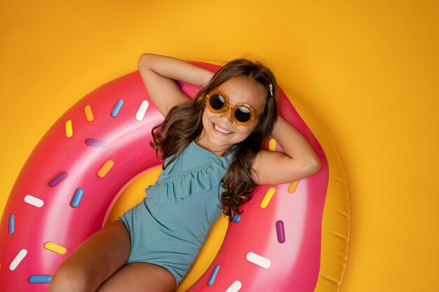 Tragender Bikini des netten Mädchens