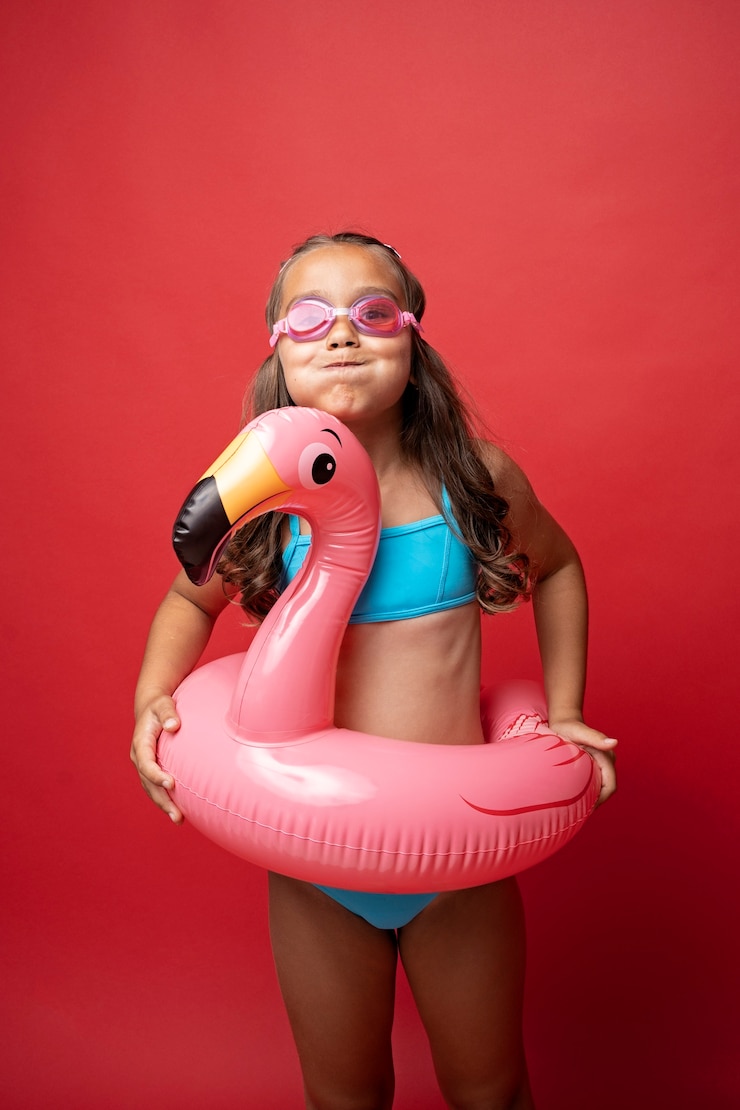 Kostenlose Foto tragender bikini des netten mädchens
