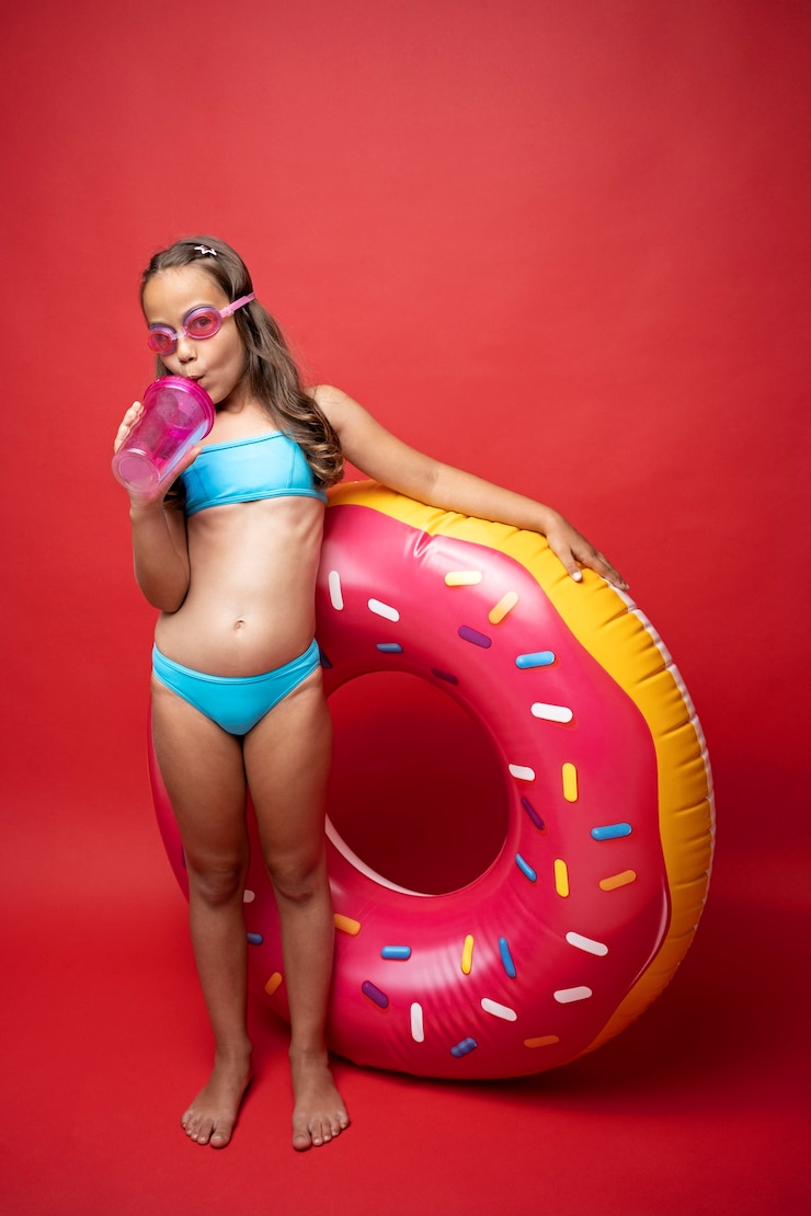 Kostenlose Foto tragender bikini des netten mädchens