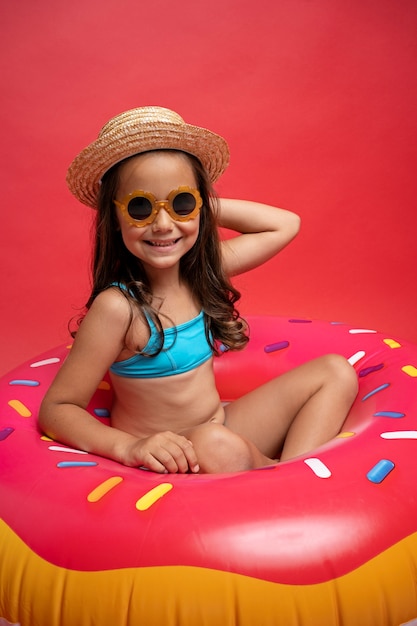 Tragender Bikini des netten Mädchens