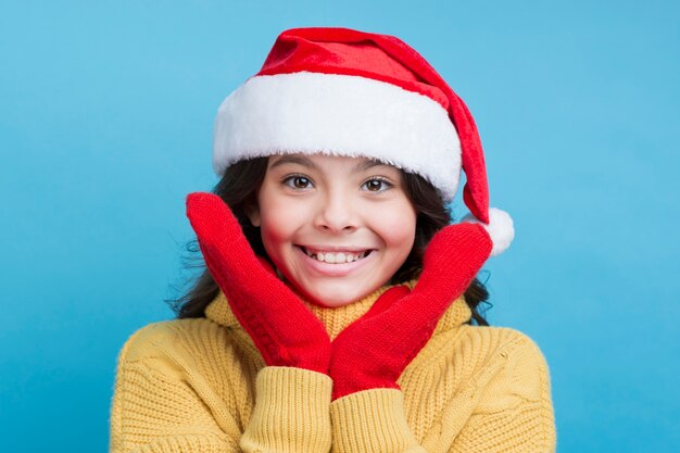 Tragender Hut des kleinen Mädchens des smiley Weihnachts