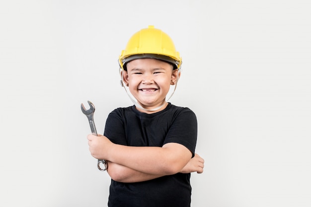 Tragender Ingenieurhut des glücklichen Jungen des Porträts