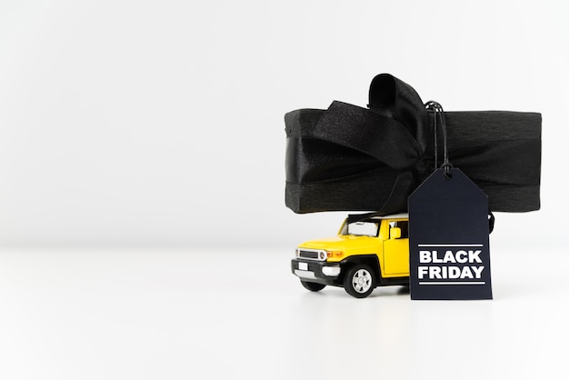 Tragendes Geschenk des schwarzen Freitag-Spielzeugautos