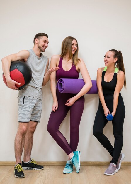 Trainer zusammen mit Frauen im Fitnessstudio