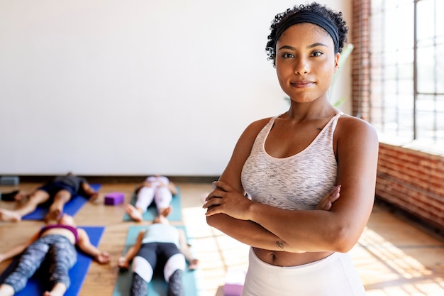 Trainerin und ihre schüler in einer yogastunde