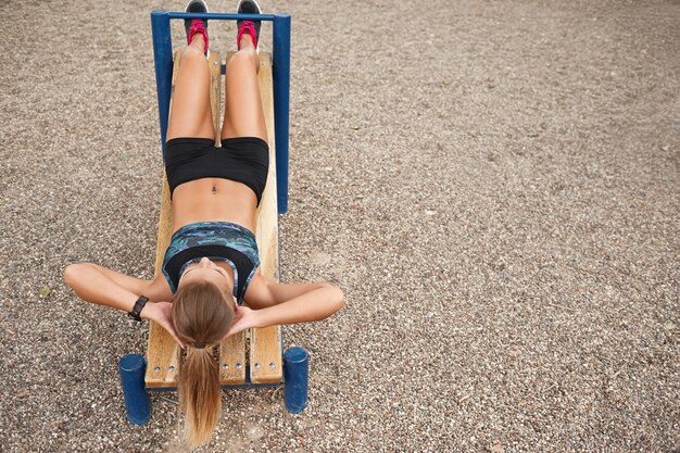 Kostenloses Foto training der frau im freien sitzen ups