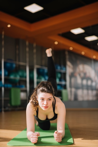 Kostenloses Foto training der jungen frau an der turnhalle