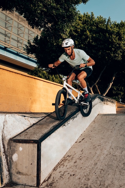 Training des gutaussehenden Mannes im Skatepark