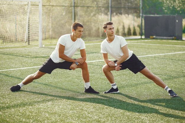 Training des gutaussehenden Mannes in einem Sommerpark